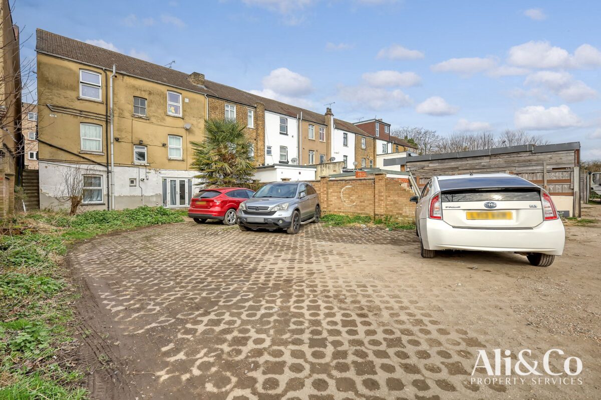Bridge Road, Grays