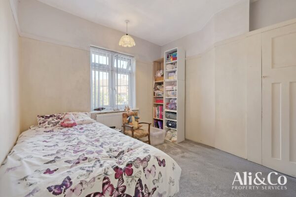Moore Avenue, Grays