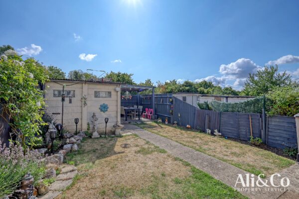 Moore Avenue, Grays