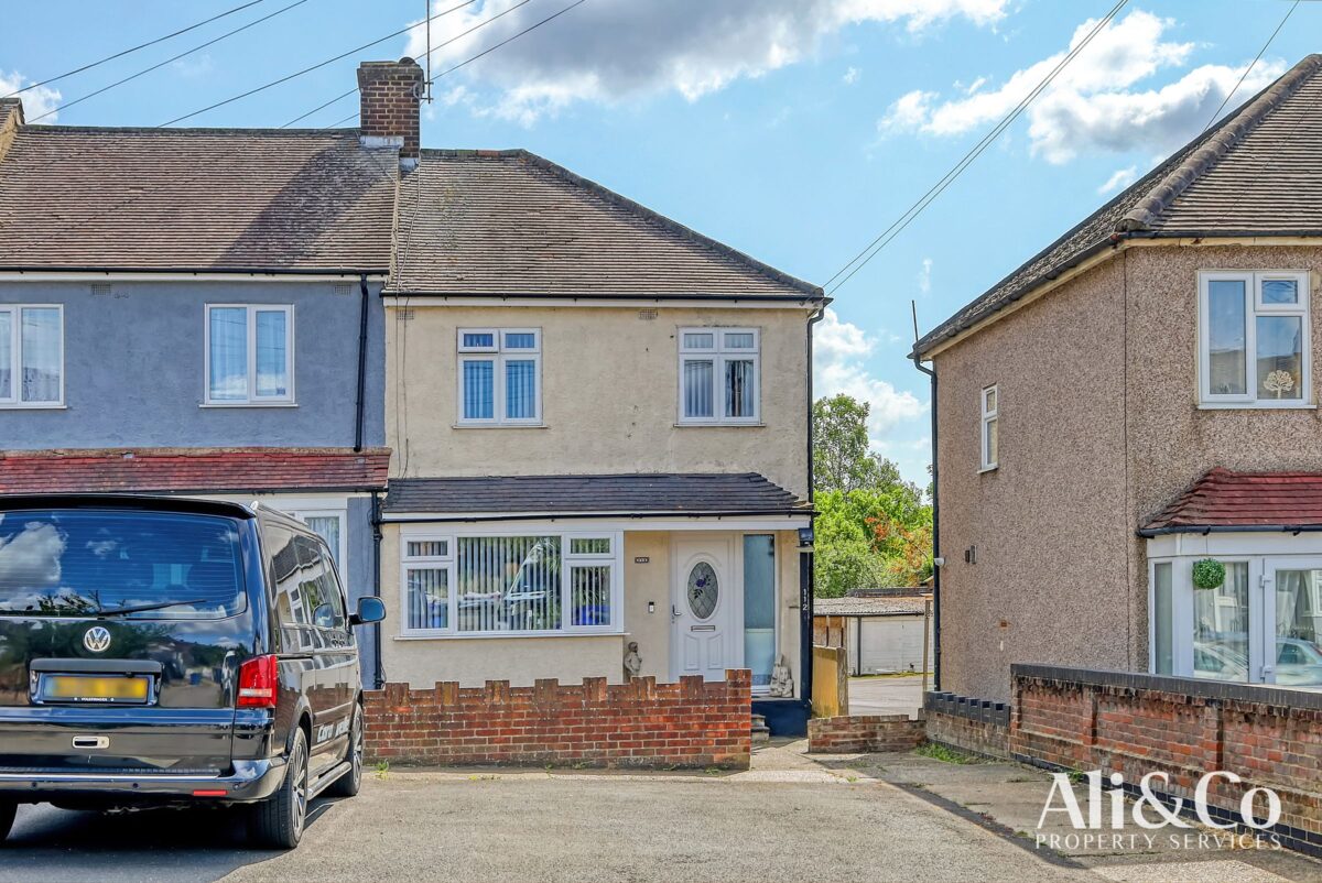 Moore Avenue, Grays