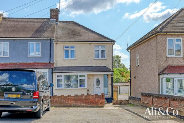 Moore Avenue, Grays