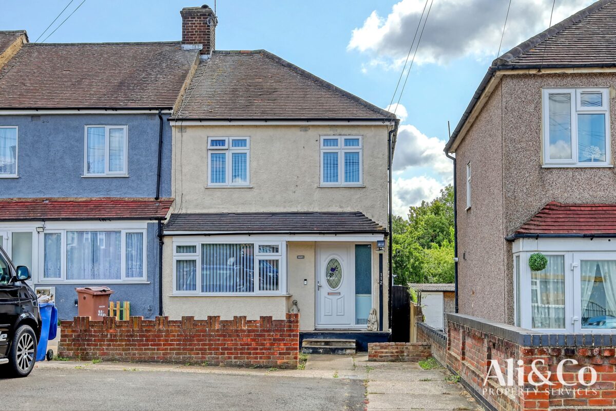 Moore Avenue, Grays
