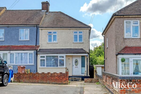 Moore Avenue, Grays