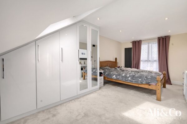 Sunliner Way, South Ockendon