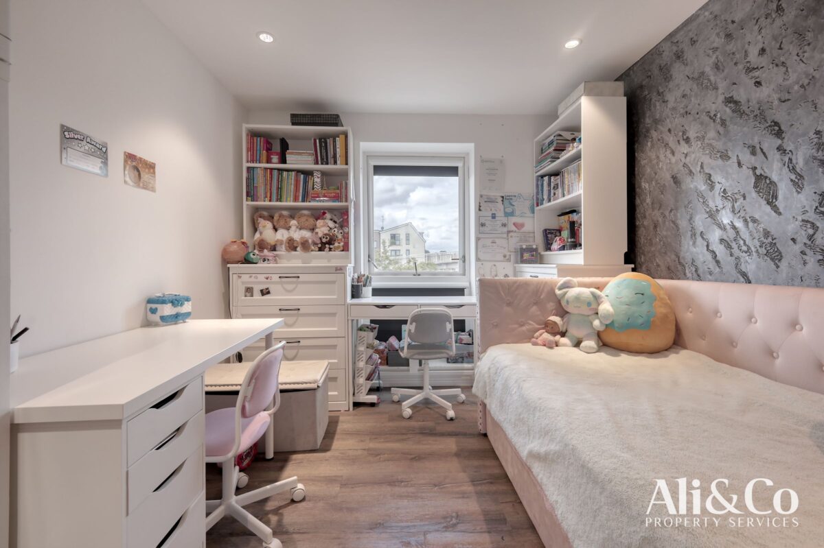 Meadow Drive , Aveley, South Ockendon