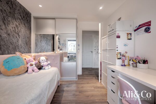 Meadow Drive , Aveley, South Ockendon