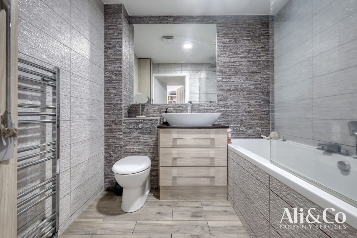 Meadow Drive , Aveley, South Ockendon