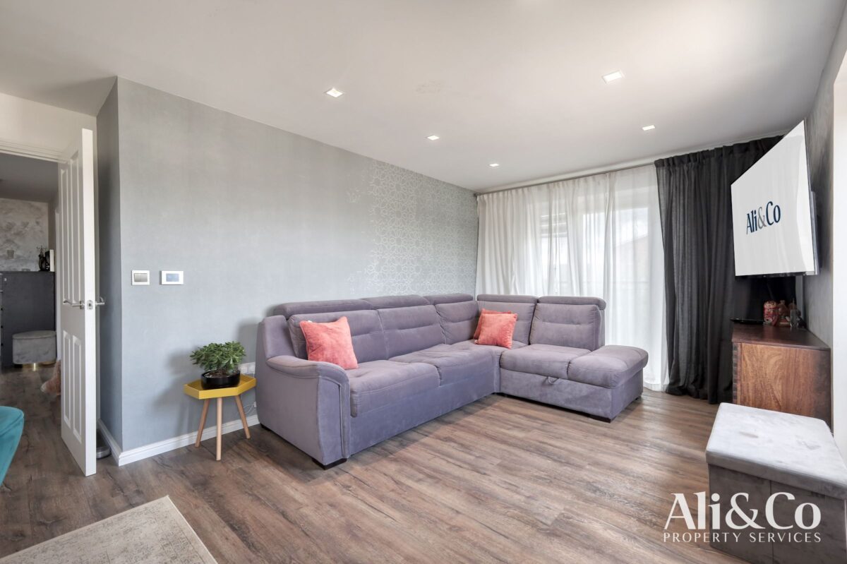 Meadow Drive , Aveley, South Ockendon