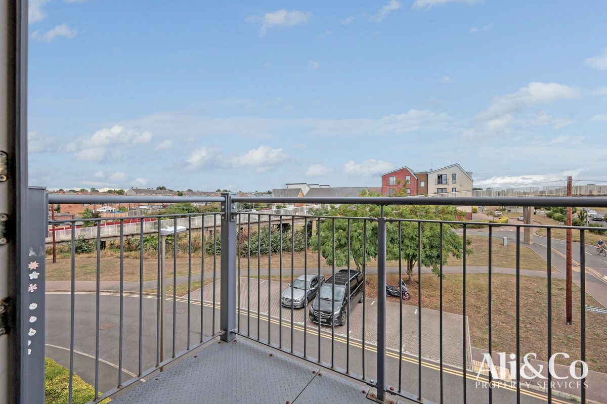 Meadow Drive , Aveley, South Ockendon