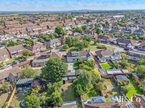 Waverley Gardens, Grays
