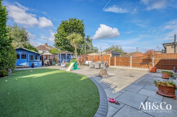 Waverley Gardens, Grays