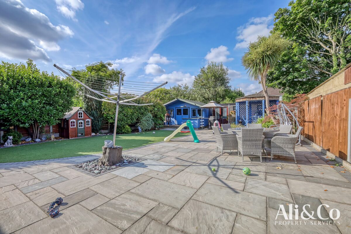 Waverley Gardens, Grays