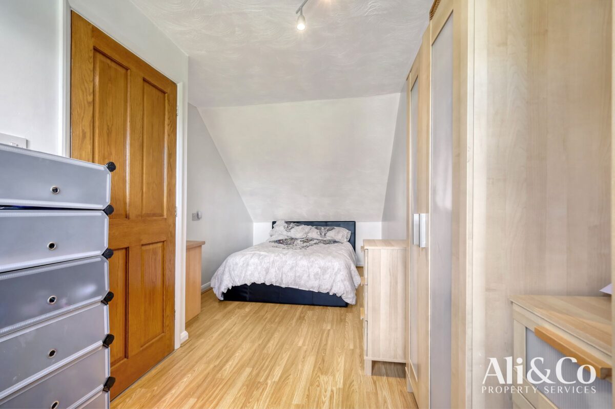 Waverley Gardens, Grays