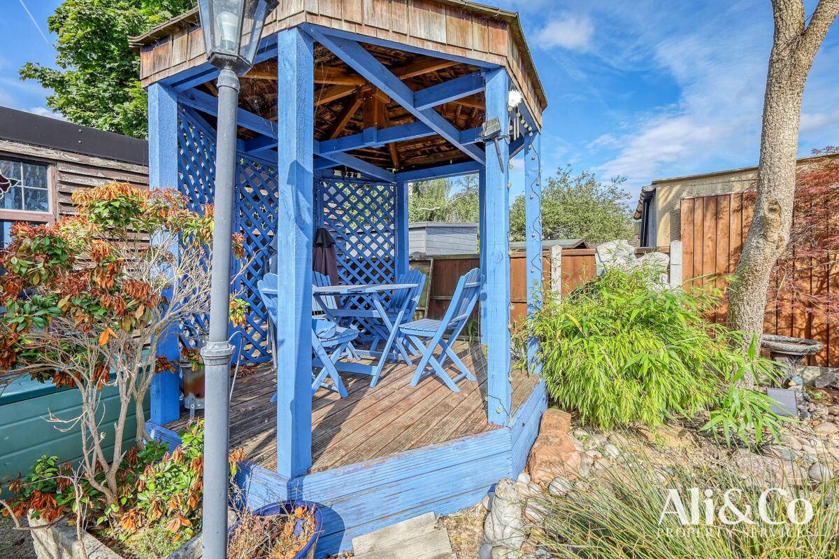 Waverley Gardens, Grays