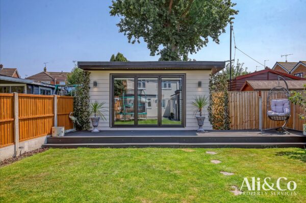 Second Avenue, Stanford-le-Hope