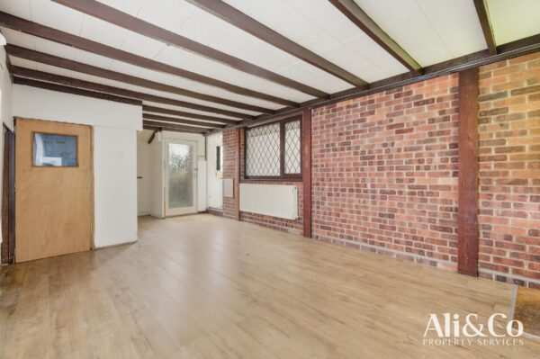 Waverley Gardens, Grays