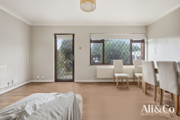 Waverley Gardens, Grays