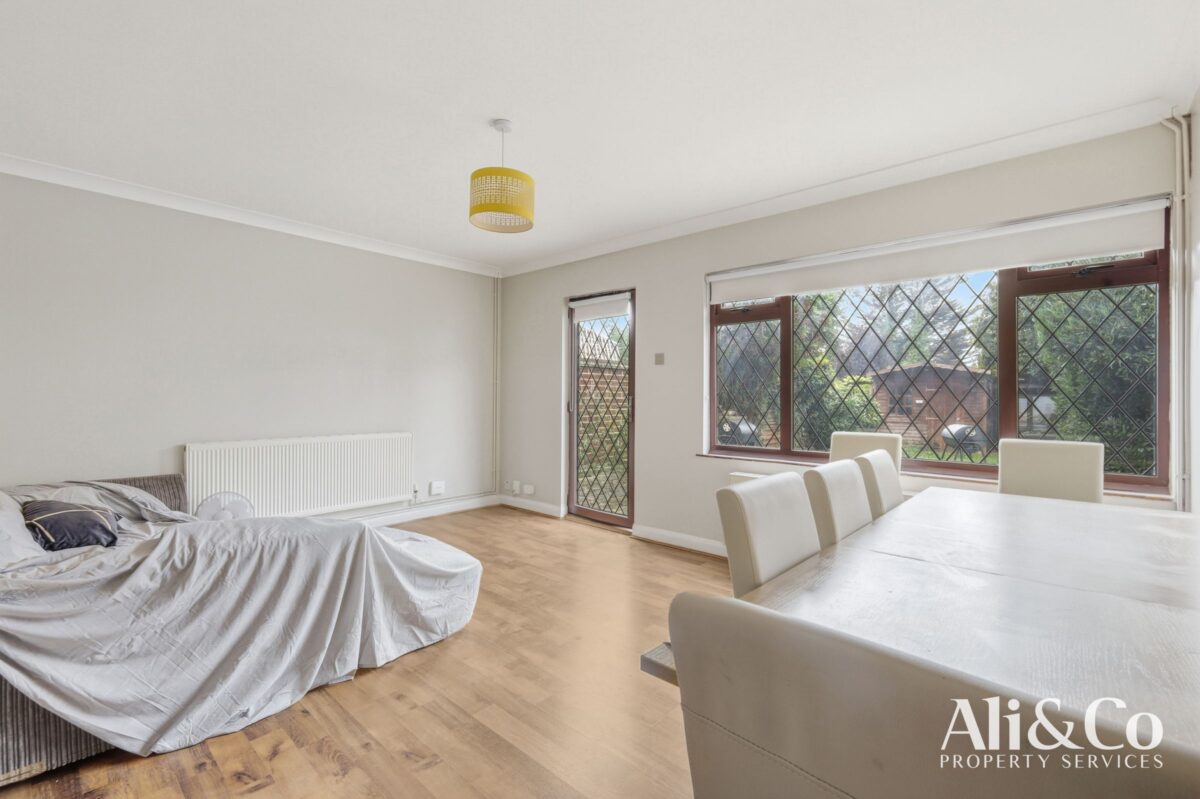 Waverley Gardens, Grays