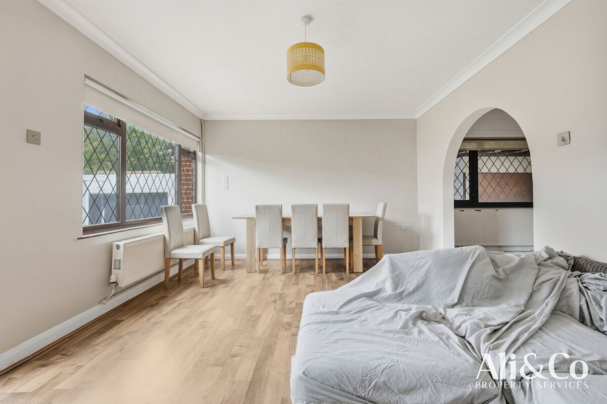 Waverley Gardens, Grays