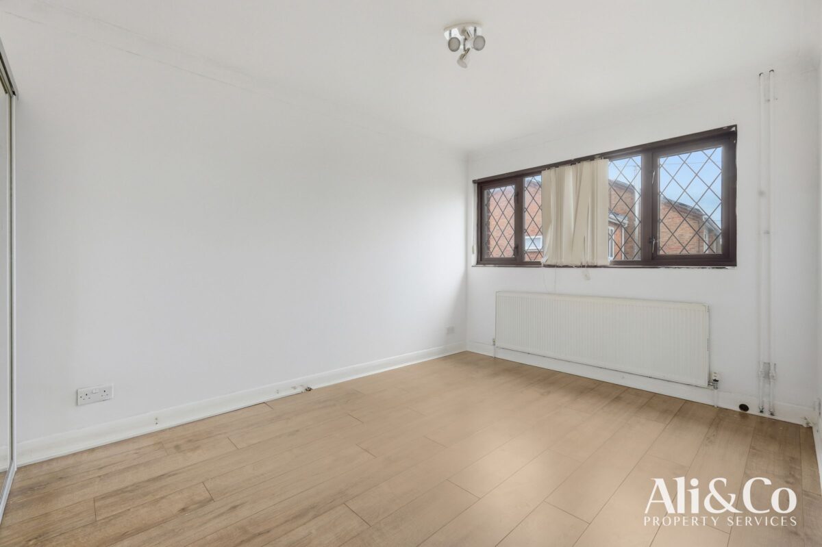 Waverley Gardens, Grays