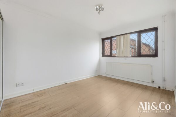 Waverley Gardens, Grays