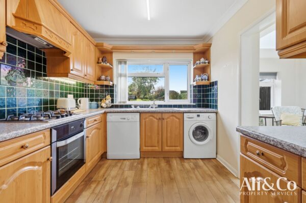 Connaught Avenue, Grays