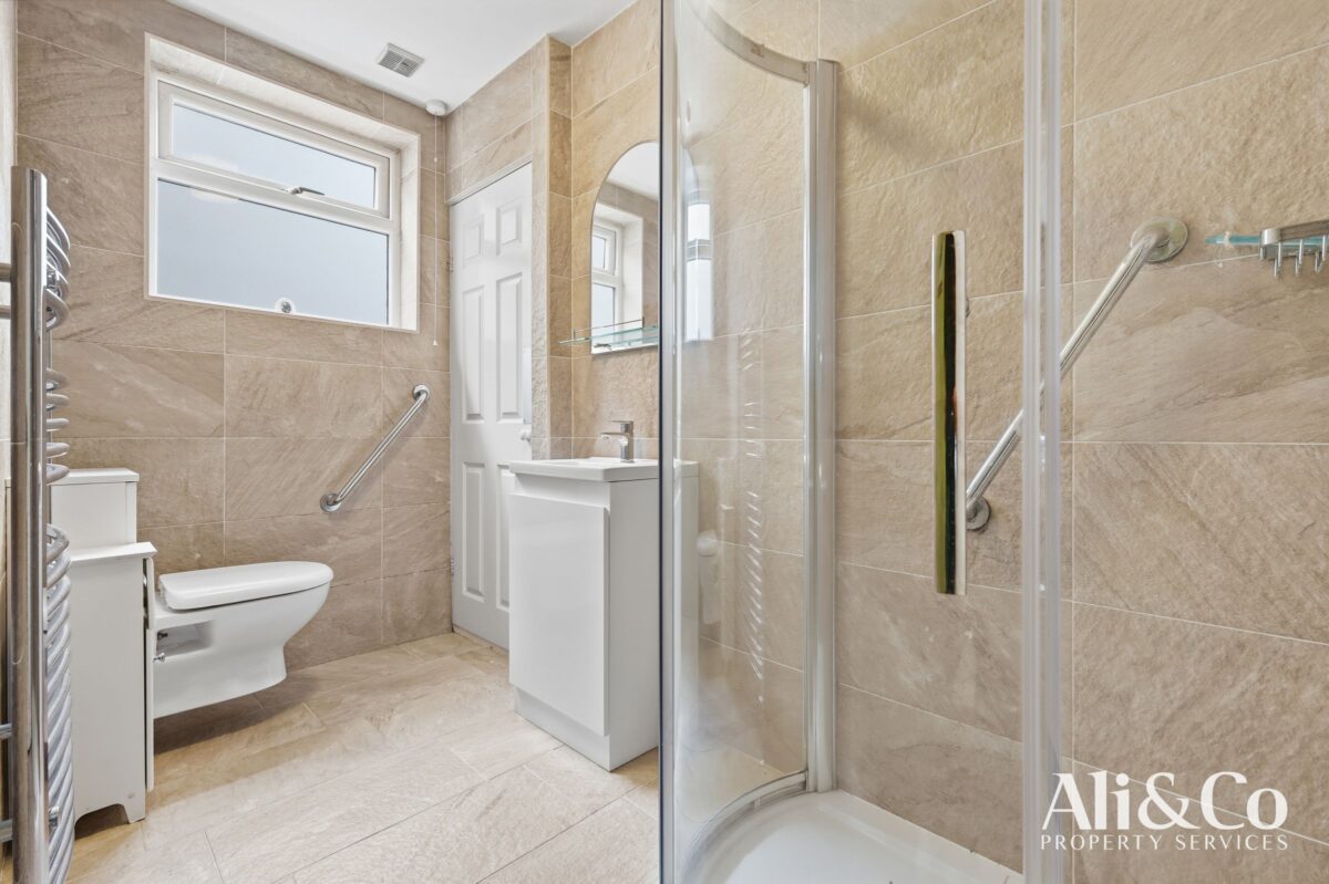 Connaught Avenue, Grays