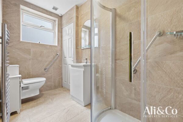 Connaught Avenue, Grays