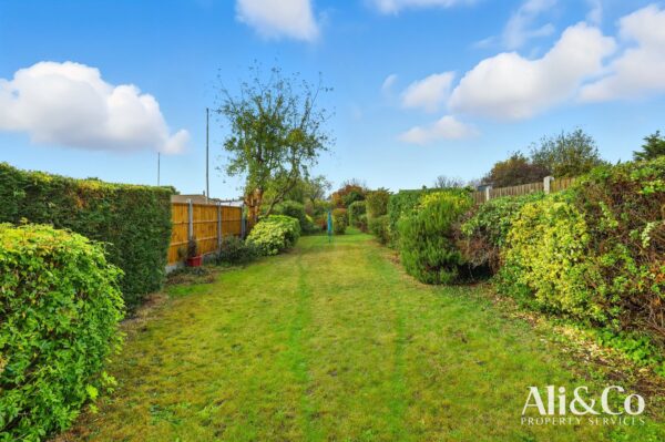 Connaught Avenue, Grays