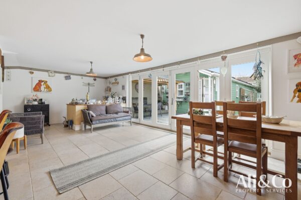 Victoria Avenue, Grays