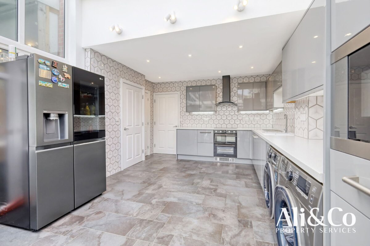 Guardian Avenue, North Stifford