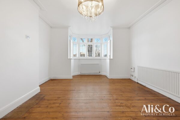 Connaught Avenue, Grays