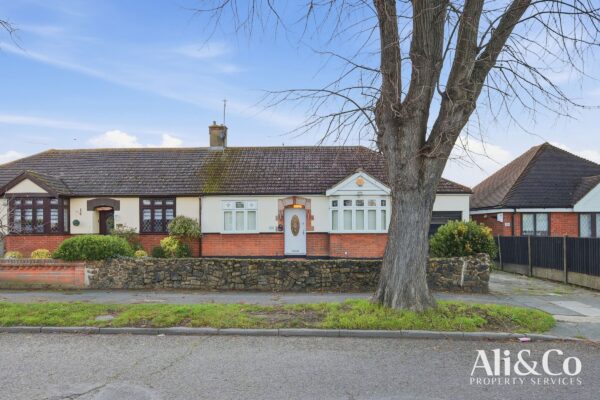 Connaught Avenue, Grays