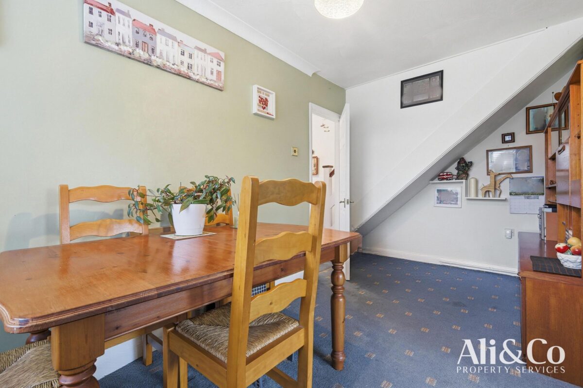 Waverley Gardens, Grays