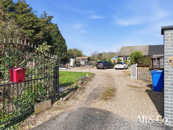 South Manor, Grays