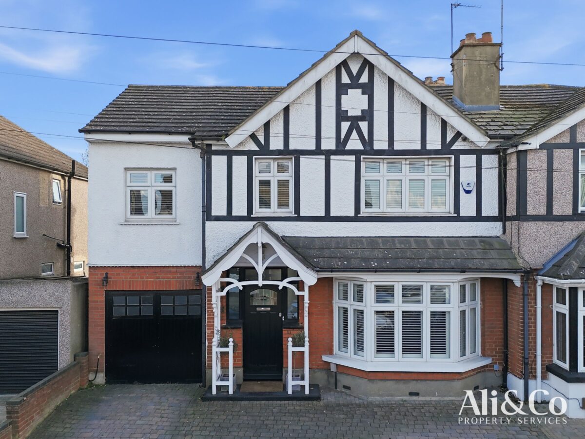 College Avenue, Grays