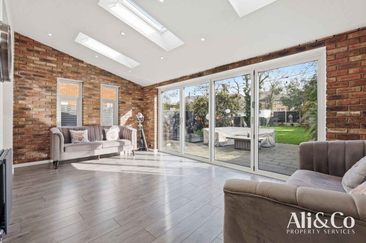 College Avenue, Grays