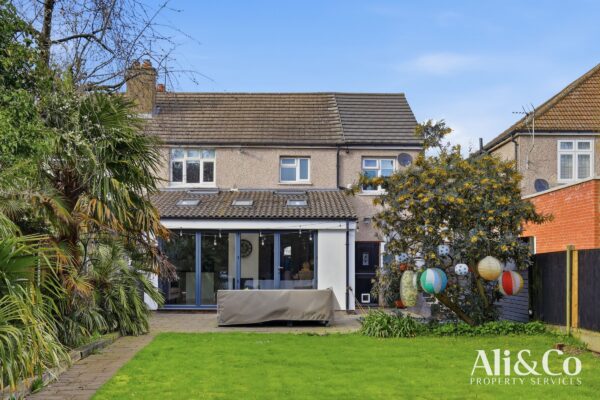 College Avenue, Grays