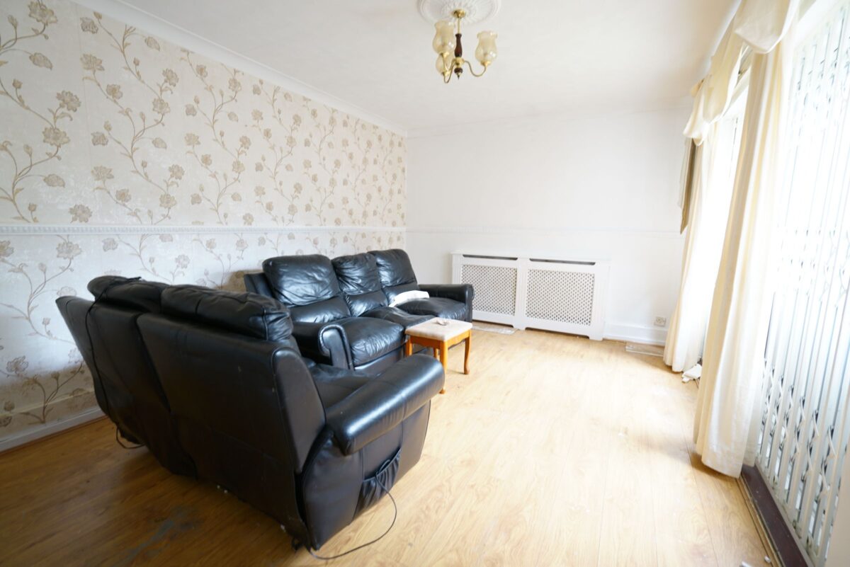 a Broxburn Drive, South Ockendon