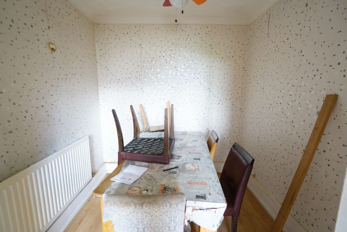 a Broxburn Drive, South Ockendon