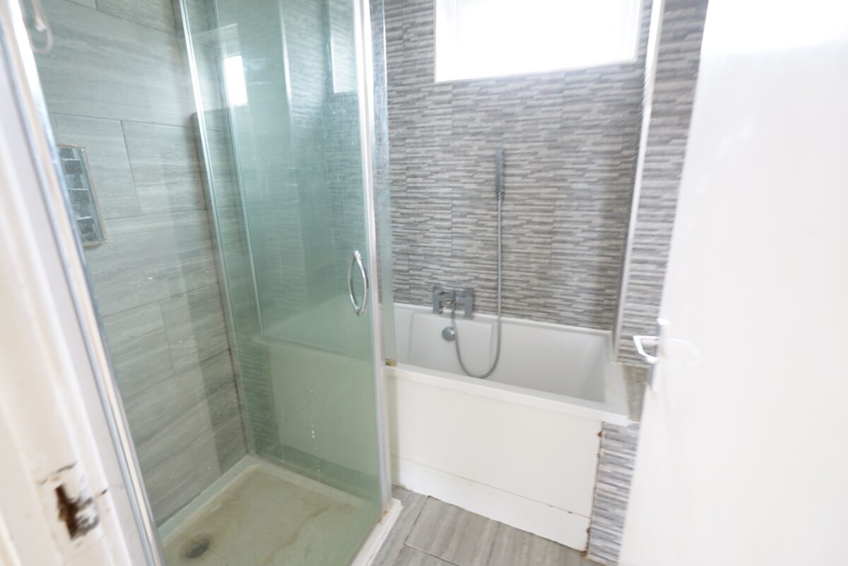 a Broxburn Drive, South Ockendon