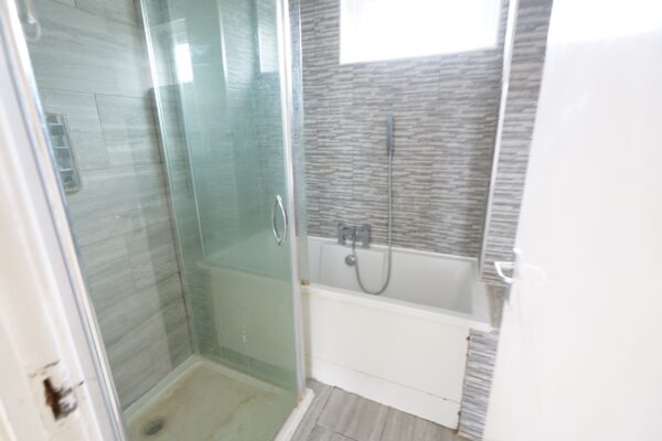 a Broxburn Drive, South Ockendon