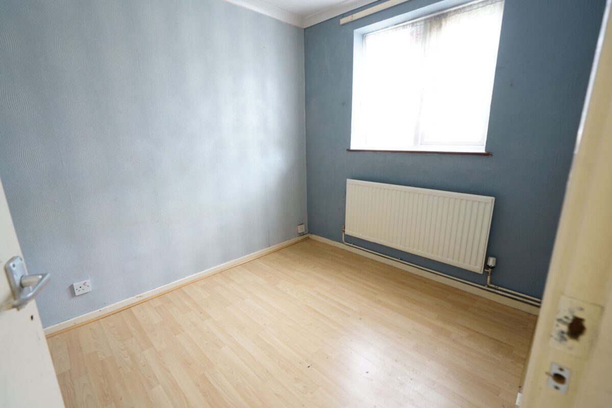 a Broxburn Drive, South Ockendon