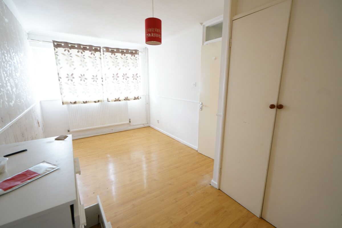 a Broxburn Drive, South Ockendon