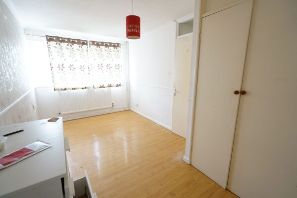 a Broxburn Drive, South Ockendon