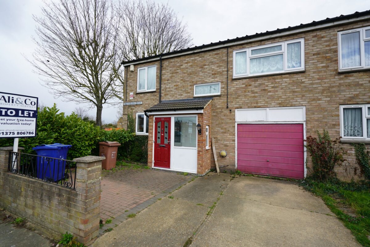 a Broxburn Drive, South Ockendon