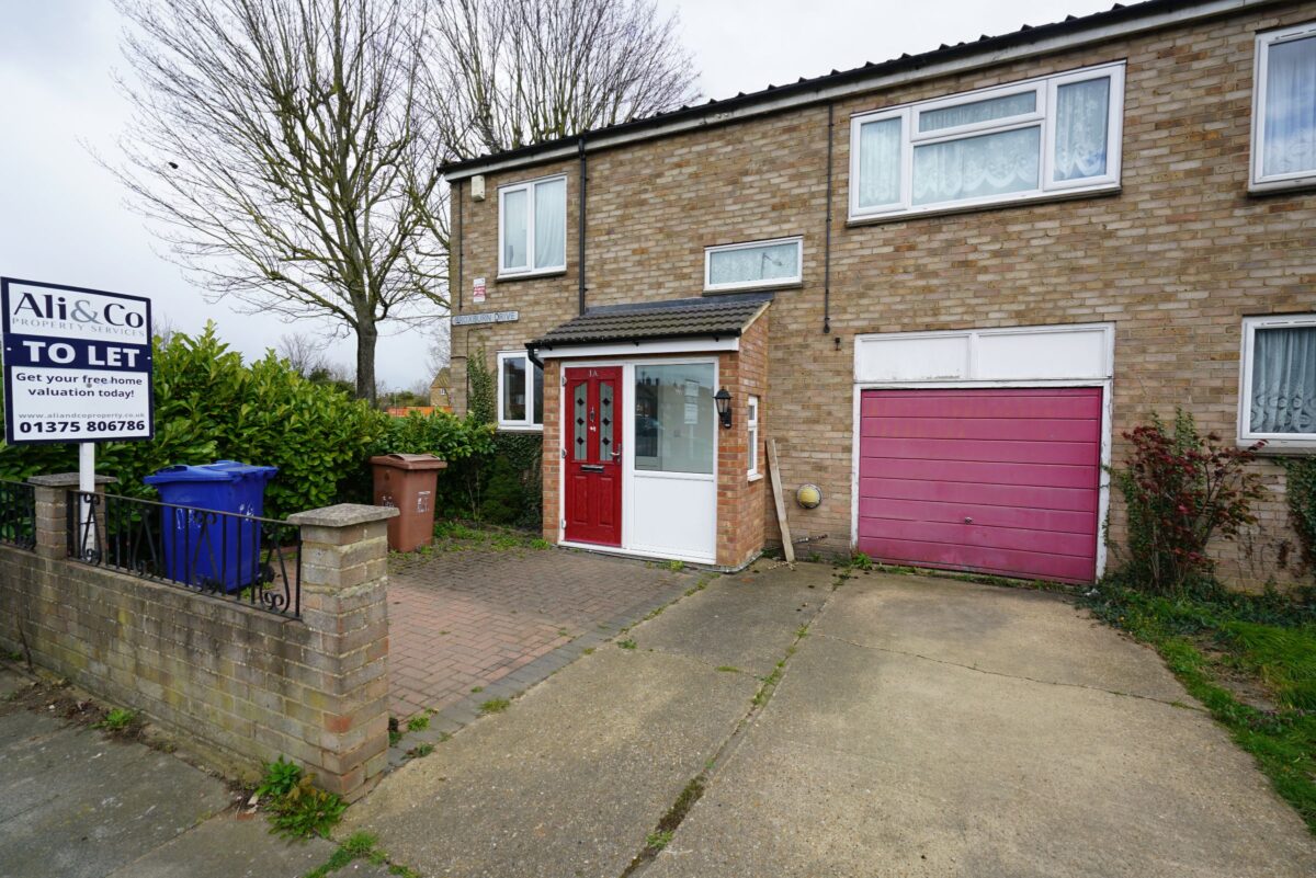 a Broxburn Drive, South Ockendon