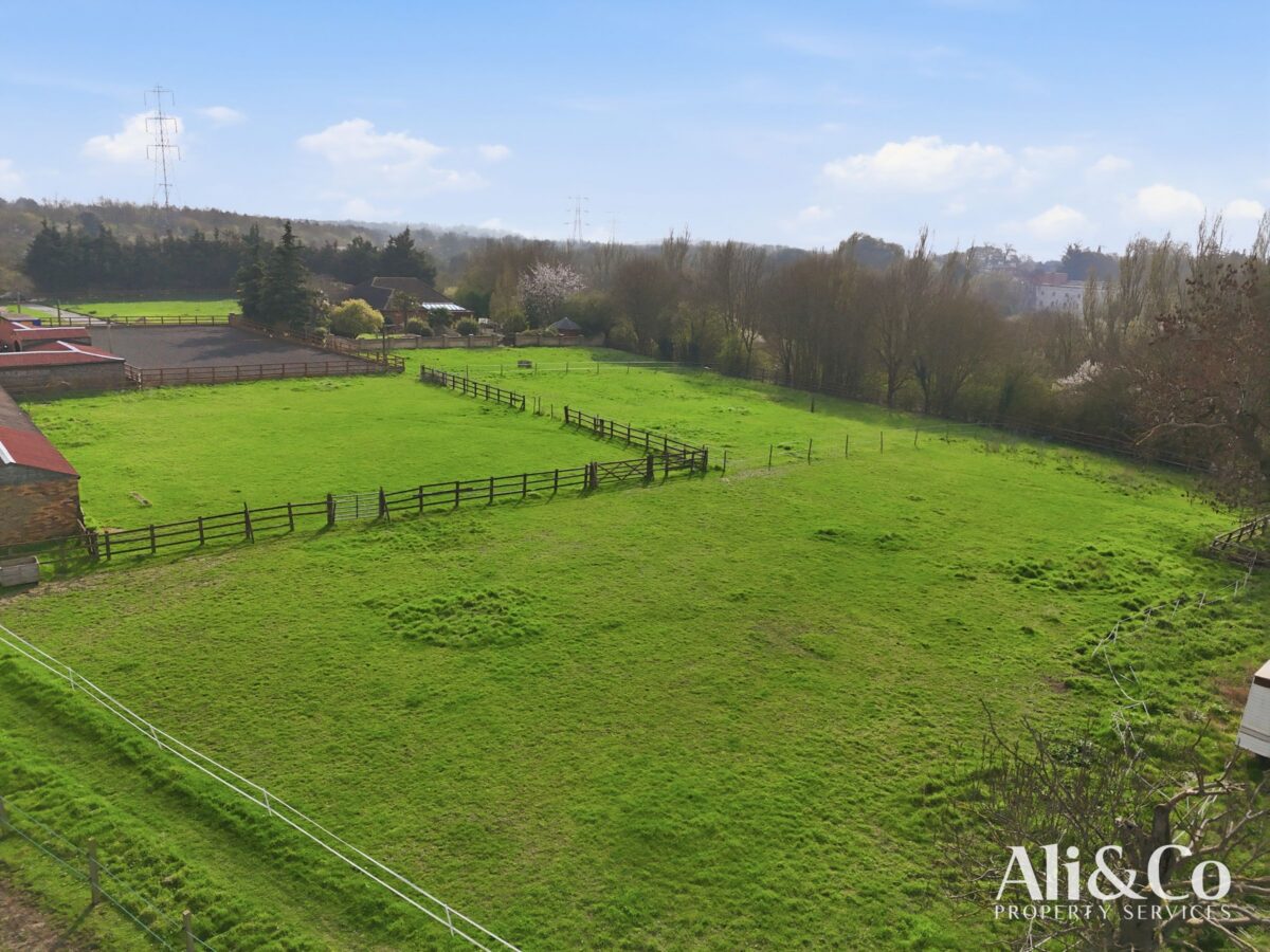 Rainbow Acres, North Stifford