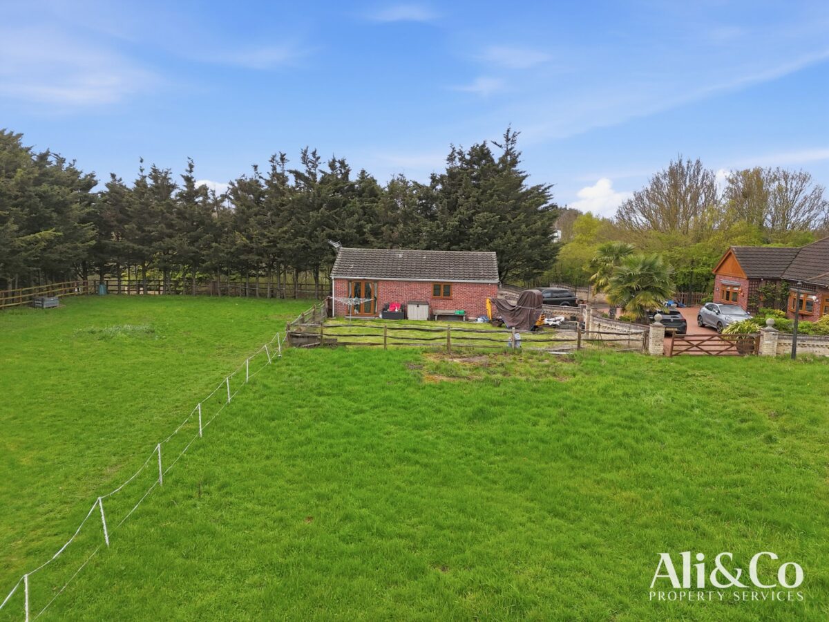 Rainbow Acres, North Stifford