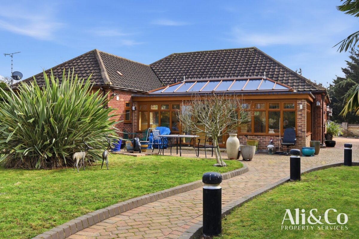 Rainbow Acres, North Stifford